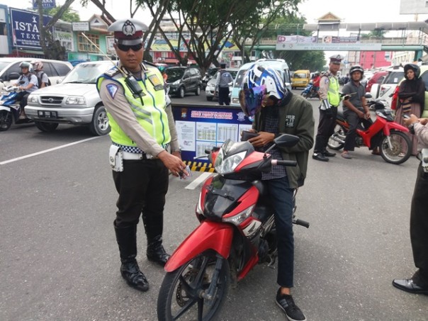 Hari pertama Operasi Zebra Muara Takus di Kota Pekanbaru. Tampak petugas memeriksa kelengkapan pengendara sepeda motor yang melintas di depan Plaza Sukaramai Pekanbaru. Foto: maulana 