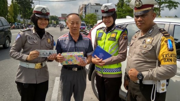 Warga Kota Pekanbaru yang menerima hadiah karena tertib berlalu lintas. Hadiah itu diberikan jajaran Satlantas Polresta Pekanbaru dalam pelaksanaan Operasi Zebra, Senin pagi tadi. Foto: riandi 