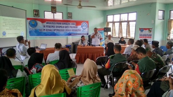 AKBP Khaldun memberikan penjelasan kepada peserta sosialisasi bahaya narkoba yang digelar BNNP Riau di Puskesmas Senapelan, Pekanbaru. Foto: riandi 