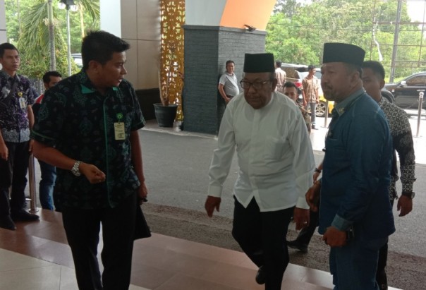 Gubernur Riau Wan Thamrin Hasyim sampai di Bandara SSK II Pekanbaru untuk menyambut kedatangan jenazah Bupati Kampar Azis Zaenal. Foto: ibl 