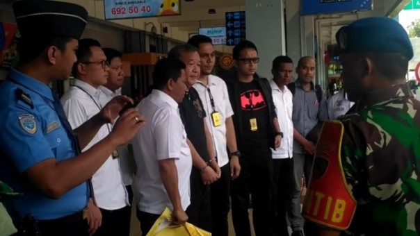 Johar Lin Eng diamankan Satgas Antimafia Sepakbola, saat berada di Bandara Halim Perdana Kusuma Jakarta. Foto: int 