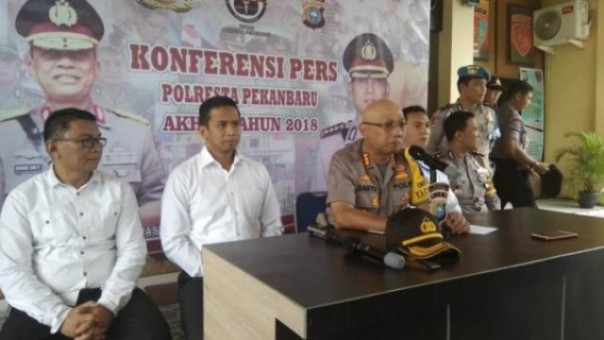 Kapolresta Pekanbaru Kombes Susanto memimpin konferensi pers di Mapolresta Pekanbaru. Foto: hadi 