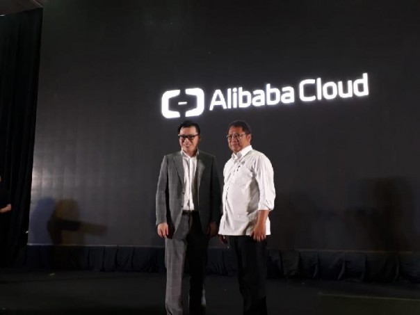 General Manager Alibaba Singapura dan Rudiantara meluncurkan pusat data di Indonesia, Rabu, 9 Januari 2019