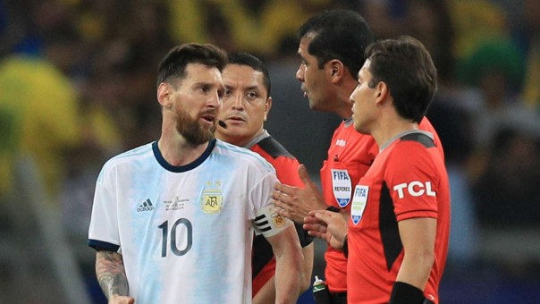 Lionel Messi memprotes wasit
