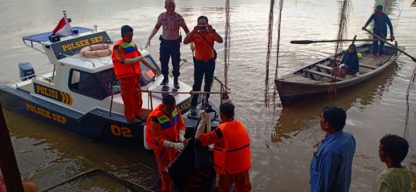 Anggota Polresta bersama Basarnas Pekanbaru tengah melakukan evakuasi jasad yang ditemukan hanyut di Sungai Siak.