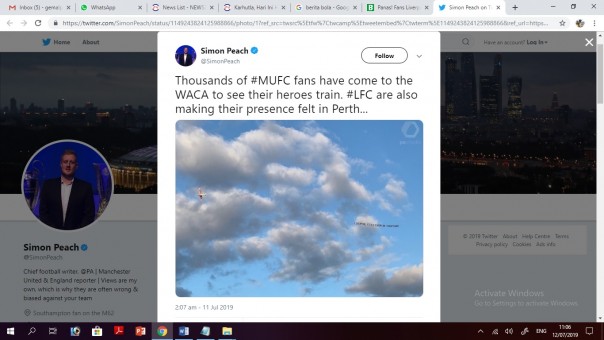 Banner Liverpool diterbangkan di Perth agar pemain MU bisa melihatnya. 