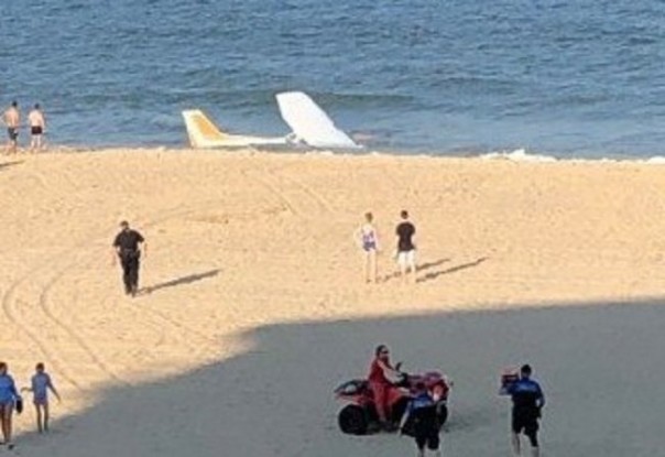 Pesawat mendarat darurat di pantai