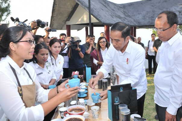 Presiden RI Joko Widodo mencicipi kuliner khas Tapanuli, Sumatra Utara