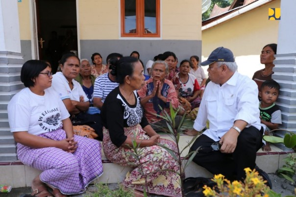 Menteri Basuki berdialog dengan warga Samosir