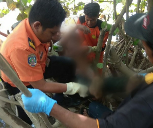Polisi mengevakuasi jasad Damisri yang ditemukan di tepi Sungai Siak, Pekanbaru