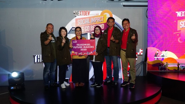 Direktur Utama Telkomsel, Emma Sri Martini (tiga dari kanan) berfoto bersama dalam The NextDev Talent Scouting 2019 di Medan pada Kamis (8/8/2019).