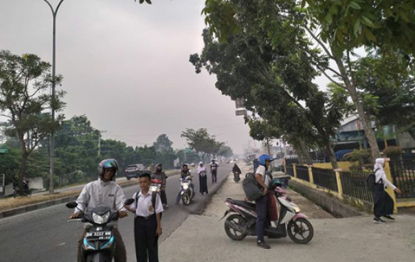Situasi pagi hari di kota Pekanbaru saat kabut asap menyerang