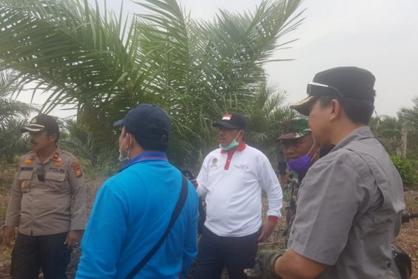 Bupati Siak Alfedri saat mengawasi pemadaman karhutla di wilayah Kabupaten Siak. /istimewa.