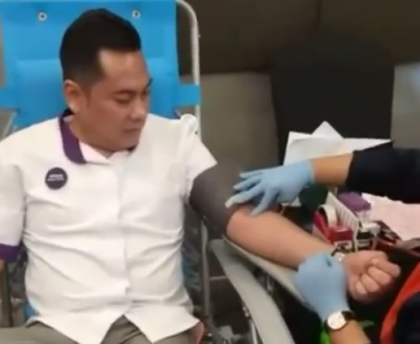Salah seorang karyawan FOX Harris Hotel Pekanbaru ikut donorkan darahnya pada Selasa (20/8/2019).