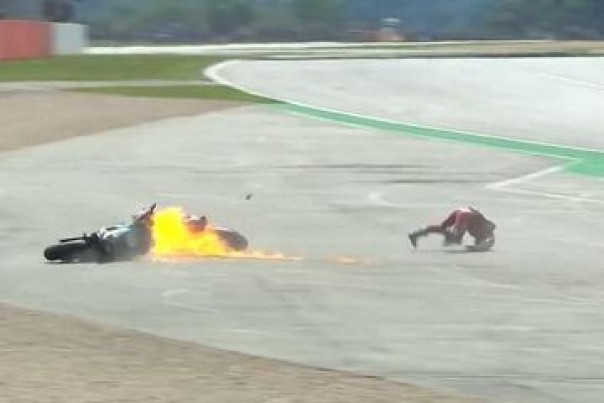 Dovizioso terjatuh akibat melindas motor Quartararo (foto. twitter.com /motogp)