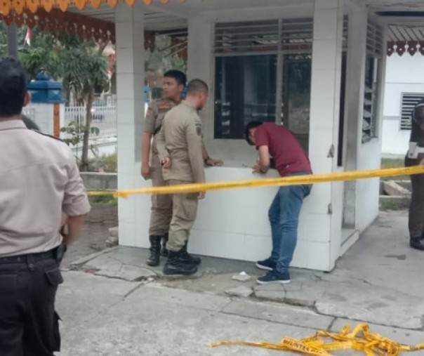Olah TKP bom molotov di Kantor Wali Kota Pekanbaru. (Foto: Riau1.com)
