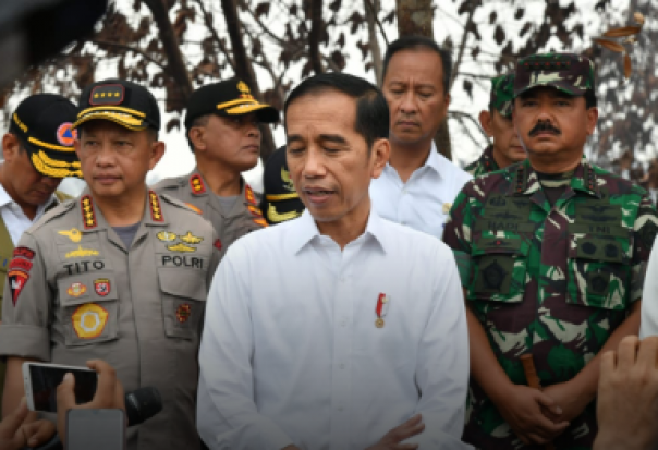 Presiden Jokowi saat meninjau lokasi karhutla di Pelalawan.