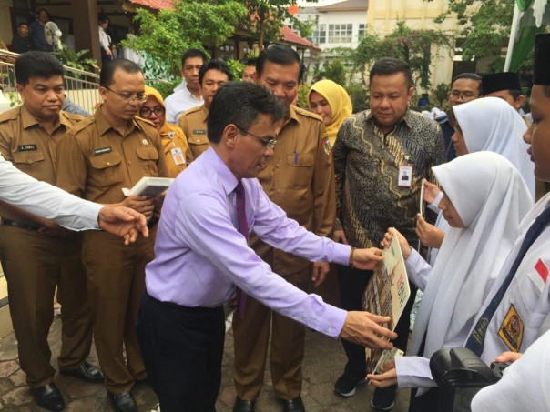 Kepala Kantor KPw BI Provinsi Riau, Decymus, bagikan kartu smart madani ke siswa di SMP N 4 Pekanbaru pada Selasa (14/10/2019).