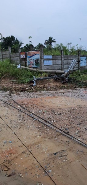 Beberapa tiang JTM tumbang akibat cuaca yang ekstrim terjadi di wilayah Pekanbaru pada Selasa (14/10/2019) sore. /Istimewa.