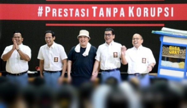 Tiga Menteri adu pementasan drama bersama komedian Sogi Indra Dhuaja dan Bedu dalam perayaan hari anti korupsi internasional di SMKN 57 Jakarta Selatan, Senin (9/12/2019).