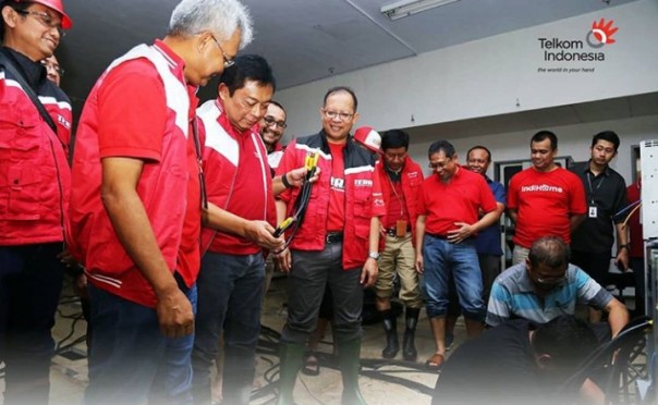 Direktur Utama Telkom, Ririek Adriansyah beserta jajaran direksi mengunjungi lokasi-lokasi yang terkena banjir dan meninjau kondisi alat produksi perangkat jaringan
