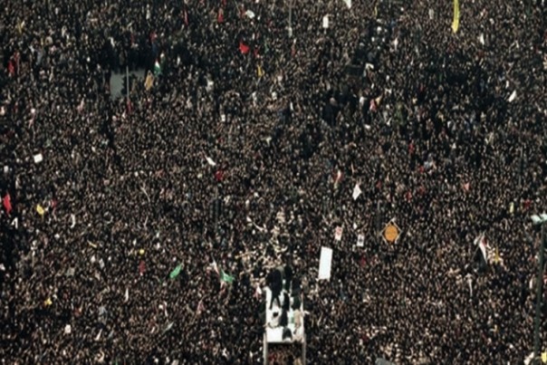 Ribuan orang berkumpul di kota Mashhad, Iran, menyambut jenazah Sulaimani, pada Senin (6/1/2020). /Ist..