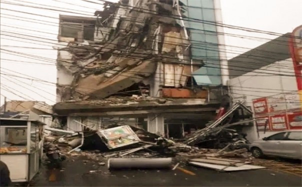 Bangunan yang ambruk di Slipi, Jakarta pada Senin (6/1/2020). 