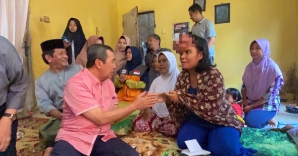 Gubernur Riau Syamsuar kunjungi penderita penyakit kanker di Jalan Cipta Karya, kota Pekanbaru (12/1/2020). /Ist.