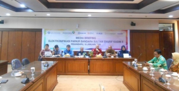 Media briefing Elektronifikasi Parkir Bandara Sultan Syarif Kasim II di Kantor Perwakilan Bank Indonesia (KPw BI) Provinsi Riau pada Kamis (16/1/2020).