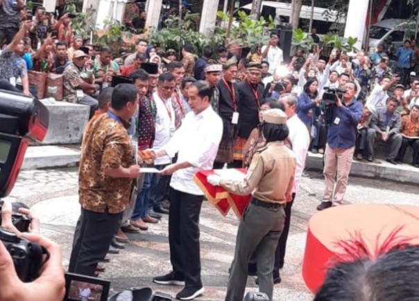 Presiden Jokowi Serahkan SK Perhutanan Sosial dan Hutan Adat untuk Rakyat Riau di Tahura Minas pada Jumat (21/2/2020)