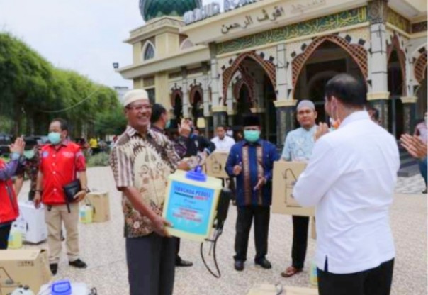 Walikota Pekanbaru, Firdaus salurkan bantuan disinfektan dan APD ke masjid paripurna di Pekanbaru pada Kamis (2/4/2020). /Ist