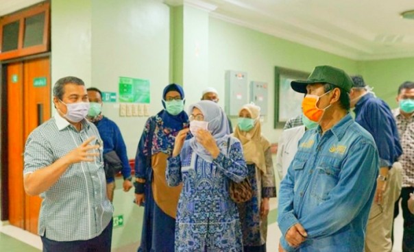 Gubernur Riau Syamsuar bersama Kadiskes Provinsi Riau meninjau rumah sakit dan petugas medis pada Minggu (5/4/2020)