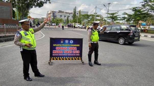 Suasana Operasi Zebra di persimpangan Jalan A Yani-Juanda Kota Pekanbaru yang digelar jajaran Satlantas Polresta Pekanbaru. Foto: riandi 