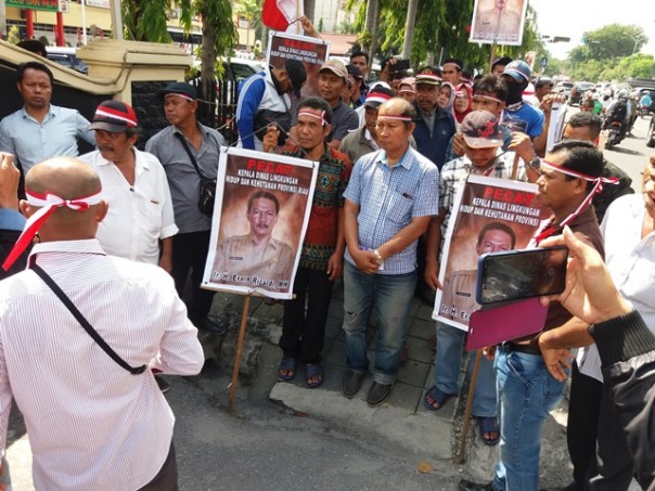 Massa dari Kelompok Tani Reboisasi Mandiri Hutan Lindung Mahato Rokan Hulu, menggelar aksi di depan Mapolda Riau Jalan Sudirman Pekanbaru. Foto: maulana 