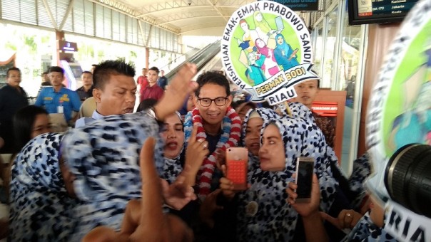Sandiaga Uno disambut antusias saat mendarat di Bandara SSK II Pekanbaru.  Foto: riandi 