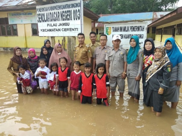 Salah satu sekolah yang masih terendam banjir di Kabupaten Kuantan Singingi, Riau. Foto: zar 