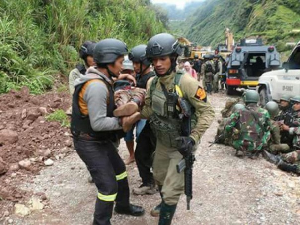 Petugas gabungan mengevakuasi salah satu korban yang menjadi korban keganasan KKB di Papua. Foto: int 