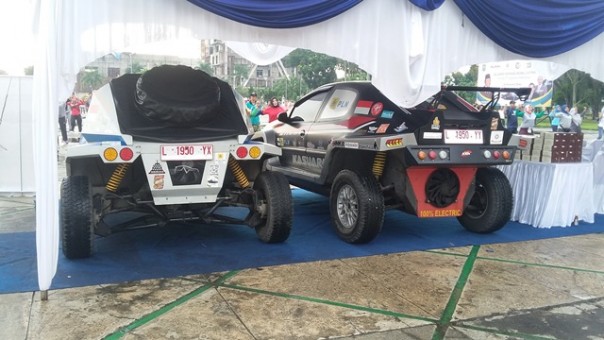 Mobil Blits dan Kasuari yang dipajang di halaman Kantor Gubernur Riau. Foto: rls 