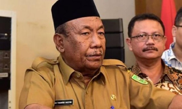 Gubernur Riau Wan Thamrin Hasyim 