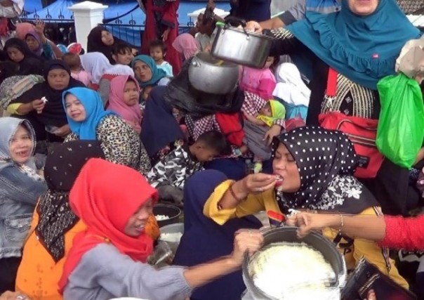 Masyarakat Cianjur, jawa Barat, menggelar pesta liwet merayakan penangkapan bupati mereka oleh KPK. Foto: int 