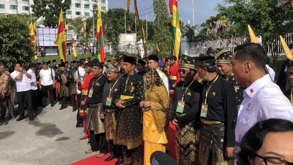 Presiden Jokowi didampingi Ibu Negara Iriana, saat sampai ke Gedung LAM Riau di Jalan Diponegoro Pekanbaru. Foto: int 