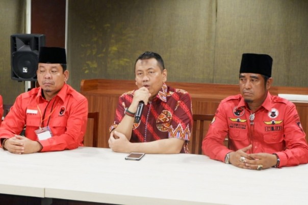 Kapitra Ampera (tengah) menyebutkan pihaknya akan melaporkan Ketua Umum Partai Demokrat, SBY ke Polda Riau. Foto: amri 