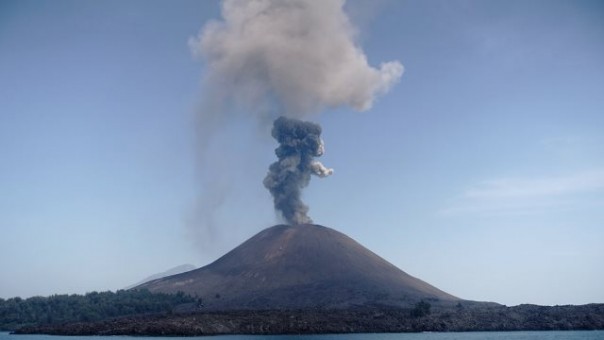 Kondisi Gunung Anak Krakatau yang terus mengepulkan asap. Foto: int 