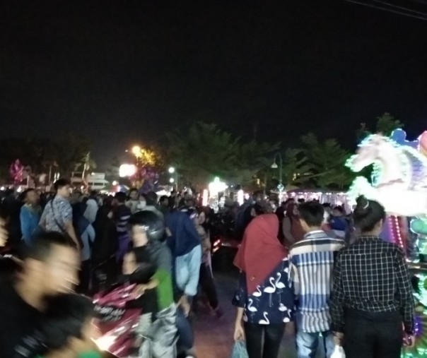 Masyarakat Pekanbaru tumpah ruah di RTH Putri Kaca Mayang menyambut detik-detik pergantian tahun. Foto: hadi 