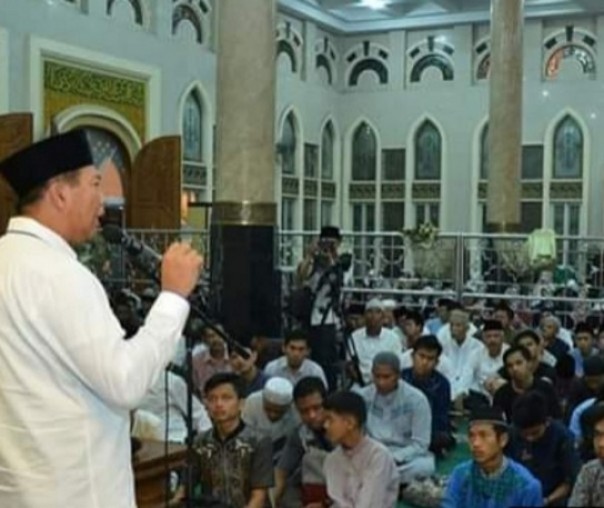 Waikota Pekanbaru, Firdaus, memberikan sambutan dalam kegiatan zikir bersama di Masjid Ar Rahman Kota Pekanbaru. Foto: facebook