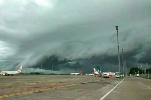 Awan berbentuk gelombang tsunami yang terpantau di Bandara Internasional Sultan Hasanuddin Makassar.  Awan ini sempat membuat aktivitas penerbangan jadi terganggu. Foto: int 