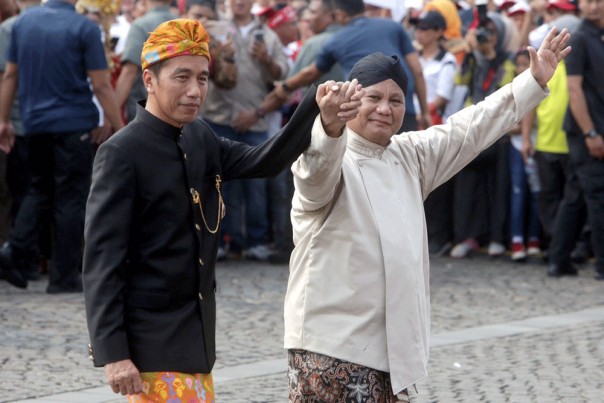 Presiden Joko “Jokowi” Widodo (kiri) dan penantangnya dalam pemilihan presiden tahun ini, Prabowo Subianto