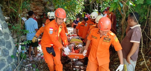 Anggota tim SAR membawa turis yang terluka yang jatuh ke jurang di Pecatu, Bali, pada 9 Januari 2019.