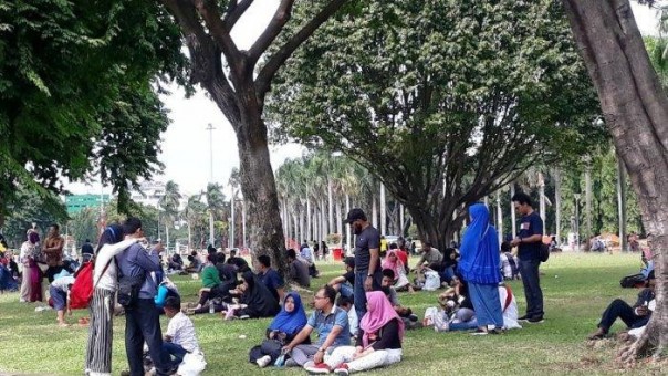 Pengunjung menikmati liburan Hari Natal di sekitar Taman Monas di Jakarta Pusat