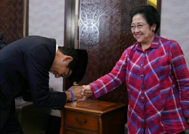 Sandiaga Uno menyalami Megawati Soekarnoputri. Foto: int 
